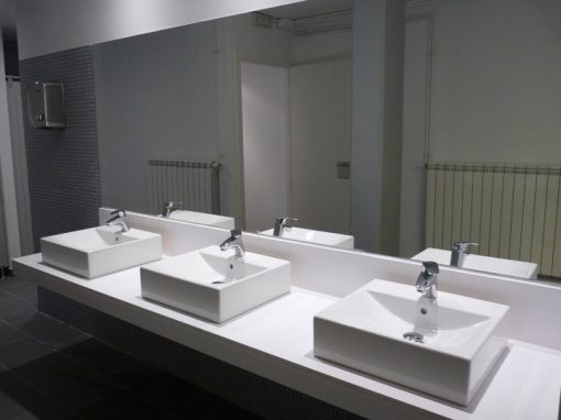 Liceo Europeo vestuario piscina 15
