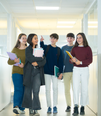 Alumnos Secundaria en los pasillos de Liceo Europeo