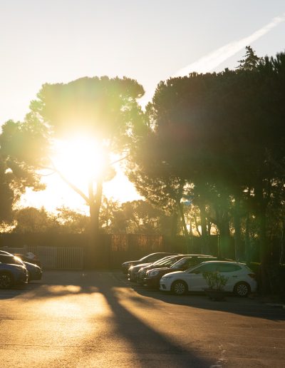 Aparcamiento colegio Liceo Europeo atardecer con coches
