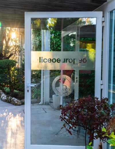 Puerta de entrada y salida a la secretaría del colegio Liceo Europeo