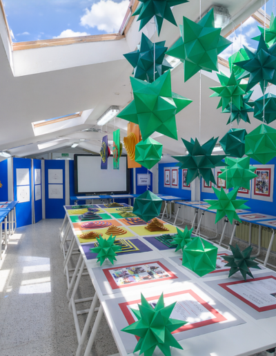 Clase de vbellas artes iluminada con luz natural en colegioprivado internacional Liceo Europeo