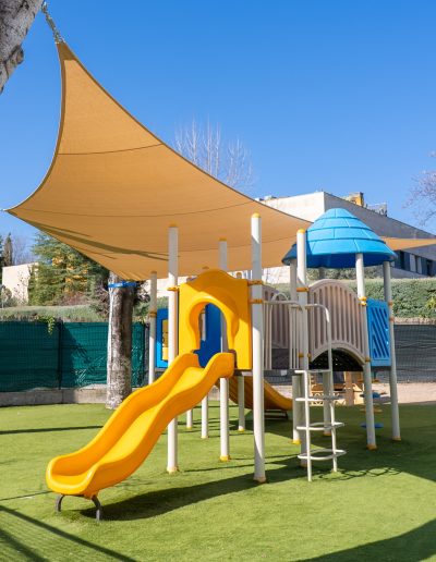Parque infantil para niños pequeños con tobogán en Liceo Europeo