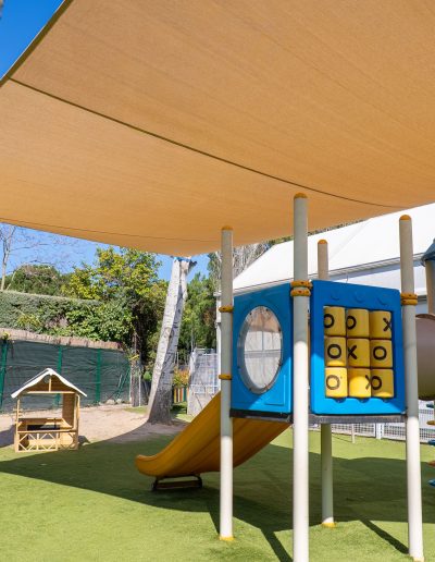 Parque infantil para niños pequeños con tobogán en Liceo Europeo