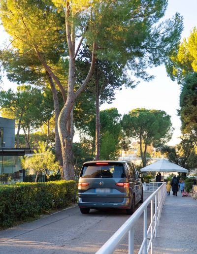Parking con rampa en la entrada colegio Liceo Europeo