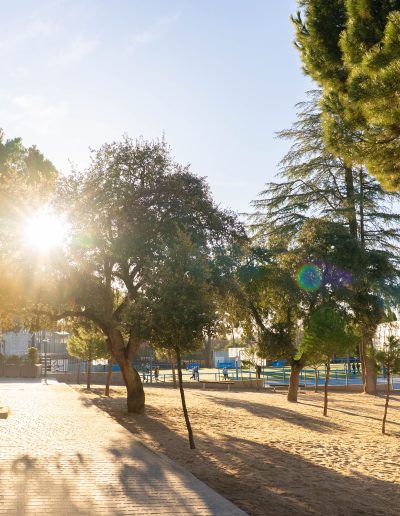 Patio de arena pegado a canchas de baloncesto en Colegio Liceo Europeo